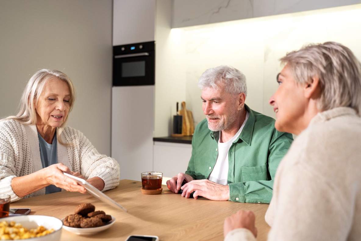 Drie ouderen aan tafel