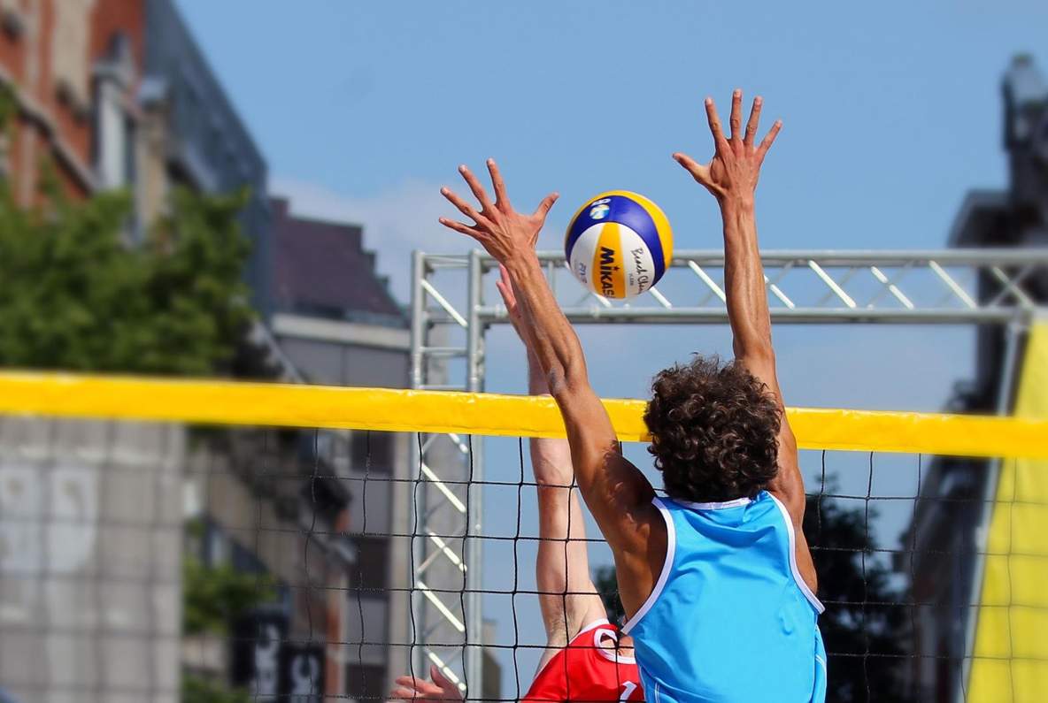 Volleyballer blokt een smash