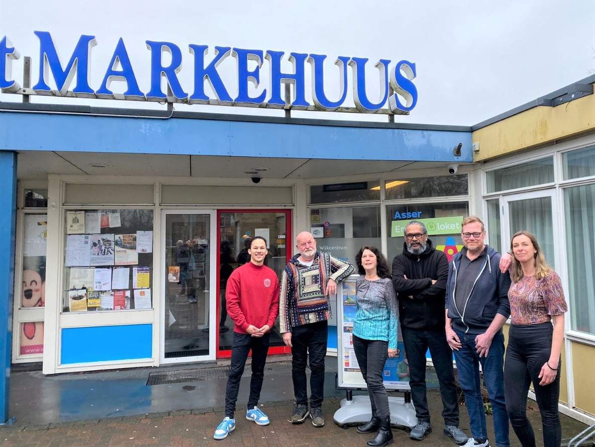 Djodjie Rinsampessy en vrijwilligers van 't Markehuus