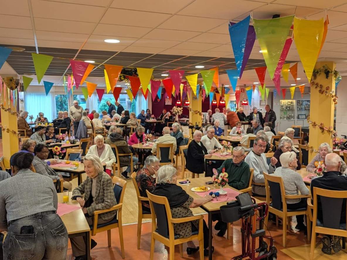 Ouderen vieren feest in de Garstkamp-flat