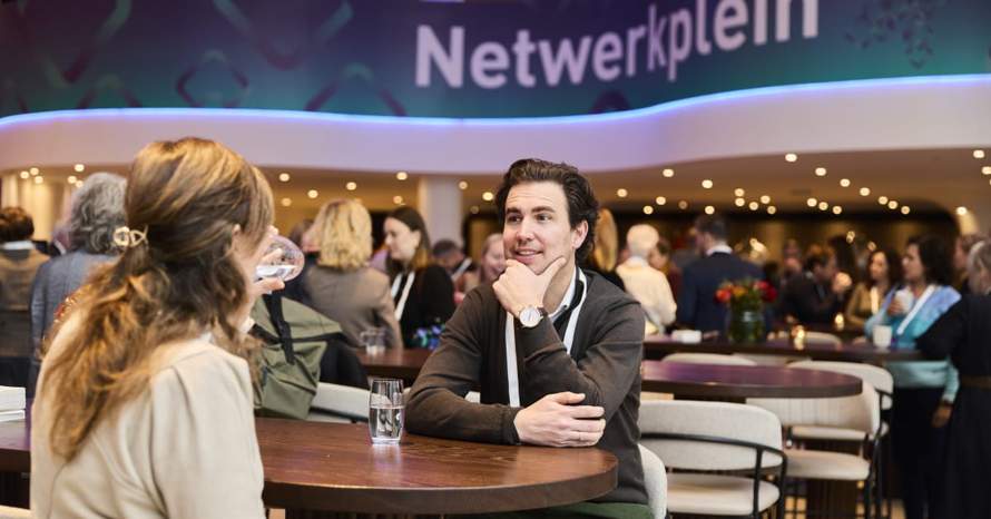 Deelnemers in gesprek op het netwerkplein