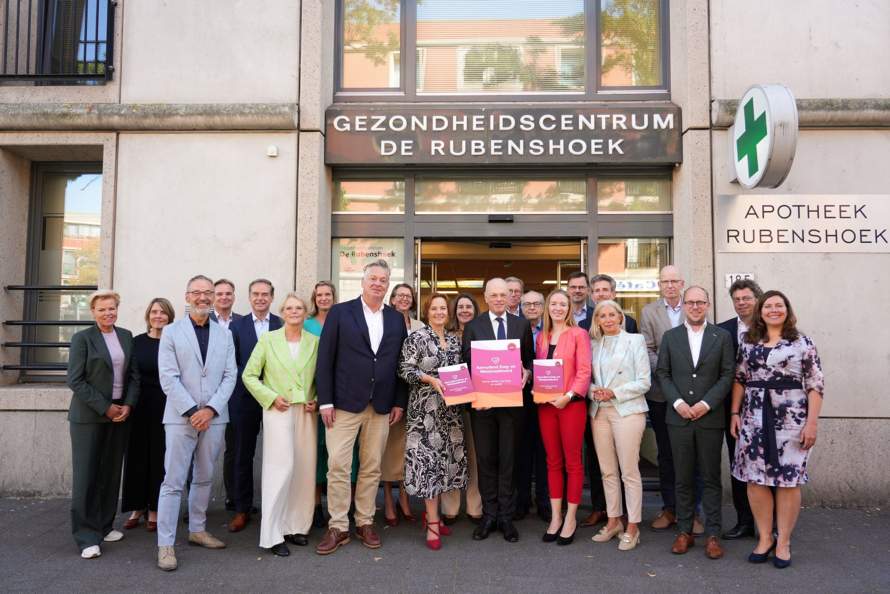 Ondertekenaars van het AZWA poseren voor Gezondheidscentrum De Rubenshoek