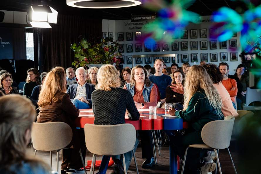 Deelnemers en publiek bij de talkshow in Deventer