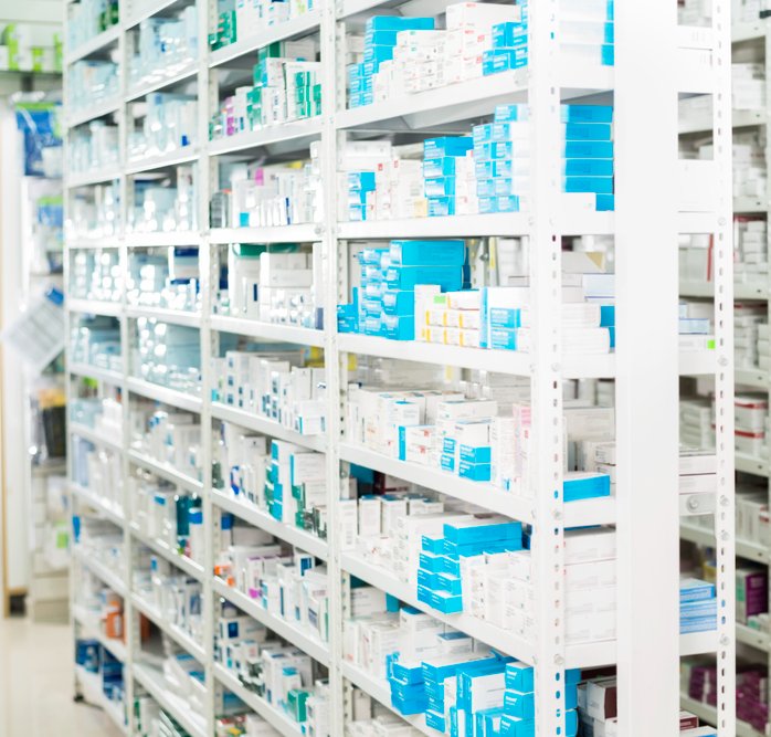 Stellingrekken met geneesmiddelen in een apotheek