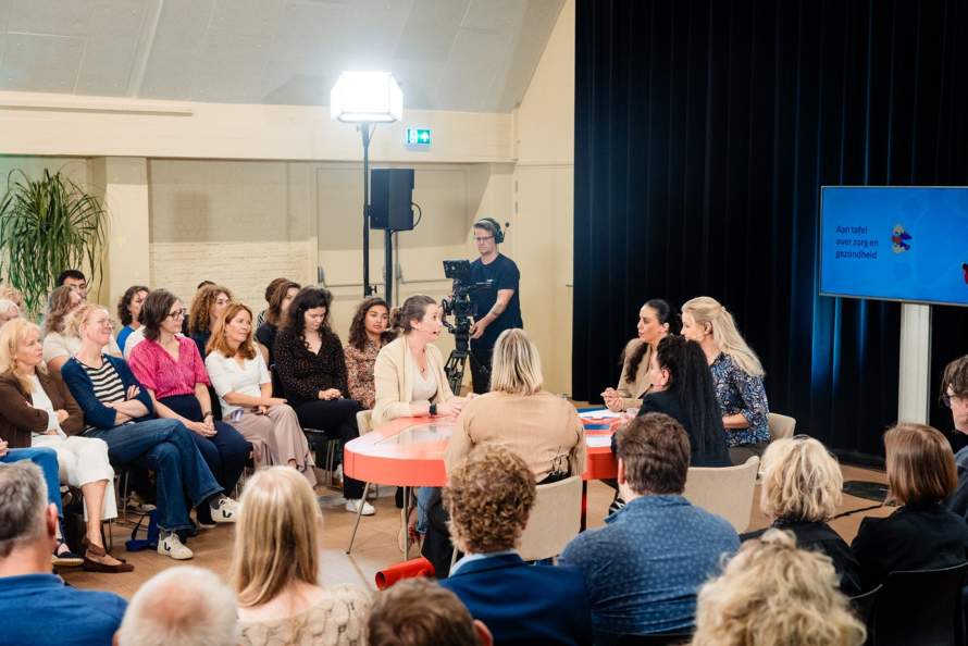 Beeld van de talkshowtafel met publiek